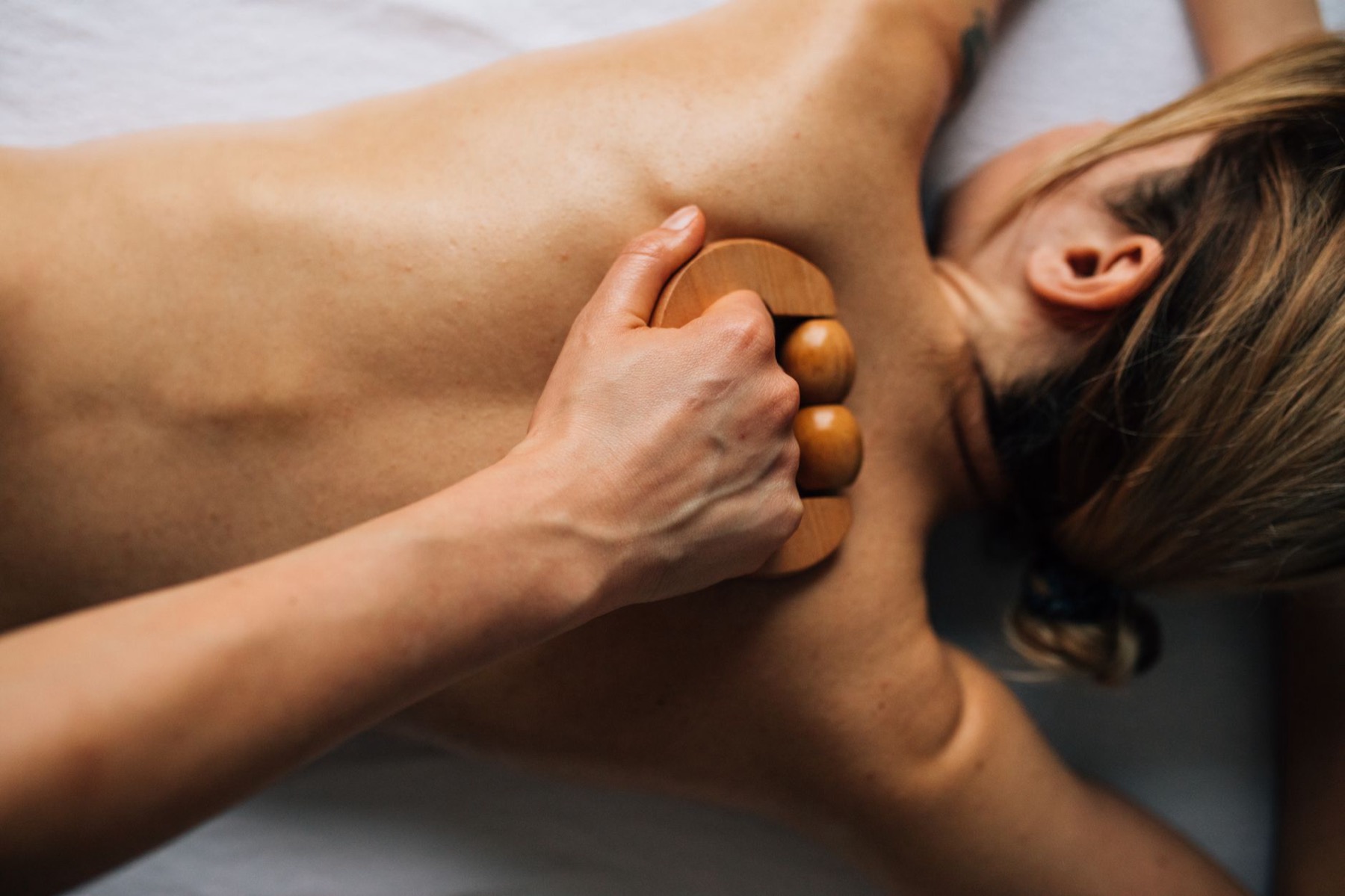 Maderotherapie mit geformten Holzwerkzeugen